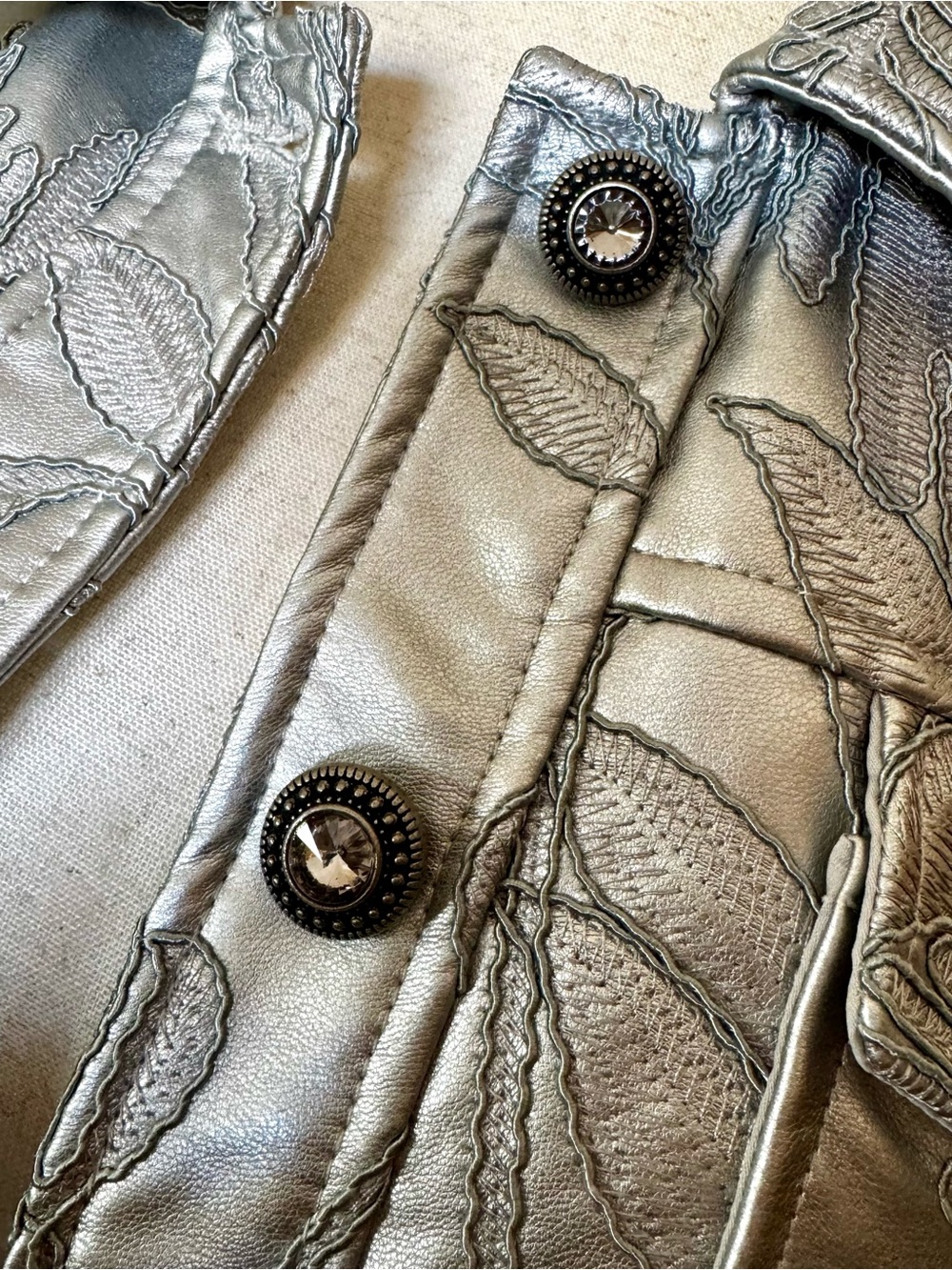 NWT Guess Clelia embroidered metallic silver trucker jacket - Picture 4 of 16